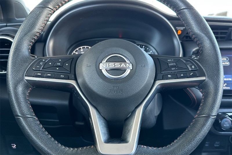Nissan Kicks Vehicle Full-screen Gallery Image 23