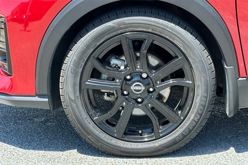 Nissan Kicks Vehicle Full-screen Gallery Image 26