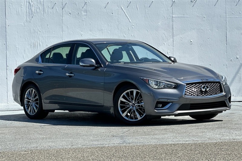 INFINITI Q50 Vehicle Full-screen Gallery Image 02