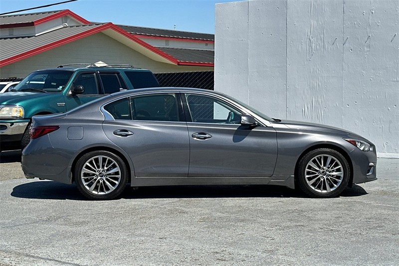INFINITI Q50 Vehicle Full-screen Gallery Image 03