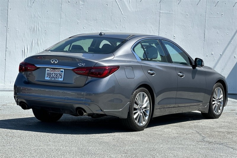 INFINITI Q50 Vehicle Full-screen Gallery Image 04