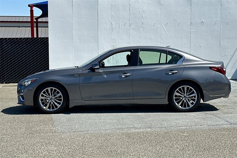 INFINITI Q50 Vehicle Full-screen Gallery Image 07
