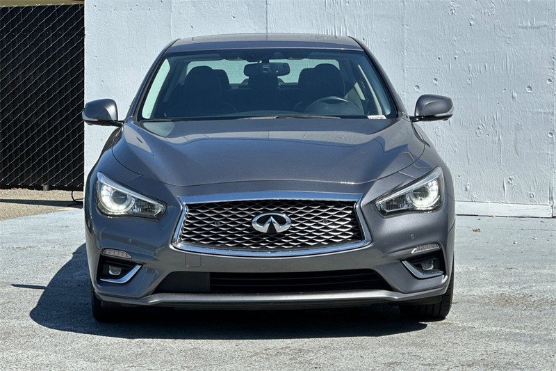 INFINITI Q50 Vehicle Full-screen Gallery Image 09