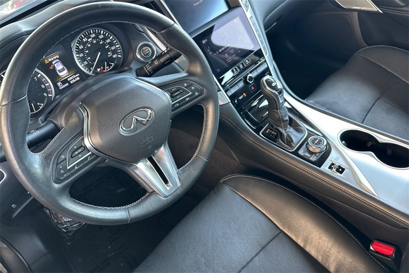 INFINITI Q50 Vehicle Full-screen Gallery Image 10