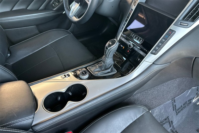INFINITI Q50 Vehicle Full-screen Gallery Image 15