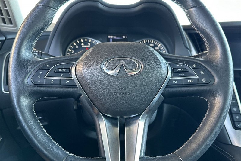 INFINITI Q50 Vehicle Full-screen Gallery Image 22