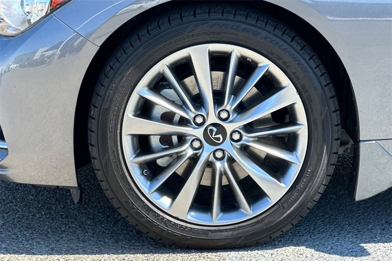 INFINITI Q50 Vehicle Full-screen Gallery Image 25