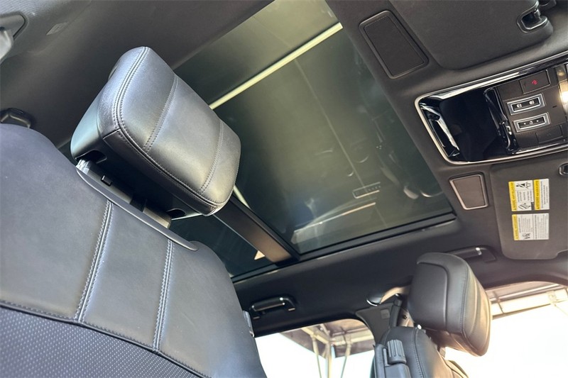 Land Rover Range Rover Vehicle Full-screen Gallery Image 17