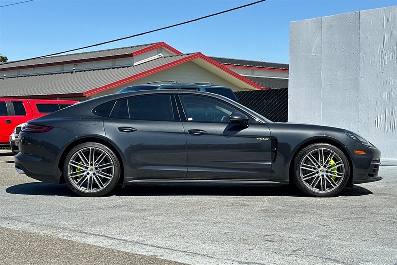 Porsche Panamera Vehicle Full-screen Gallery Image 03