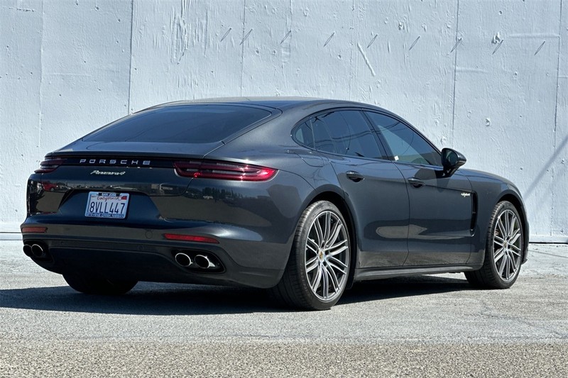 Porsche Panamera Vehicle Full-screen Gallery Image 04