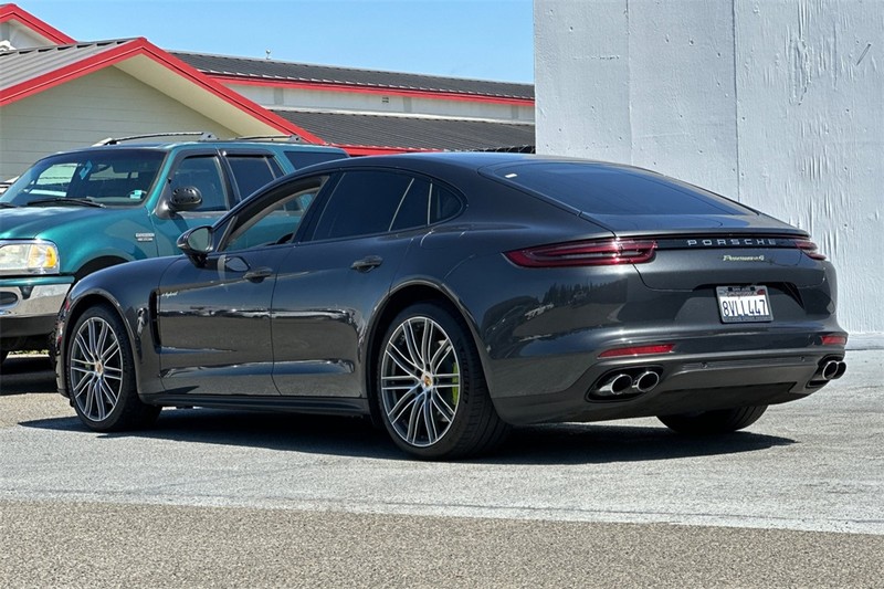 Porsche Panamera Vehicle Full-screen Gallery Image 06