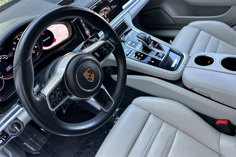 Porsche Panamera Vehicle Full-screen Gallery Image 10