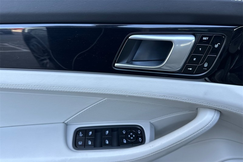 Porsche Panamera Vehicle Full-screen Gallery Image 11