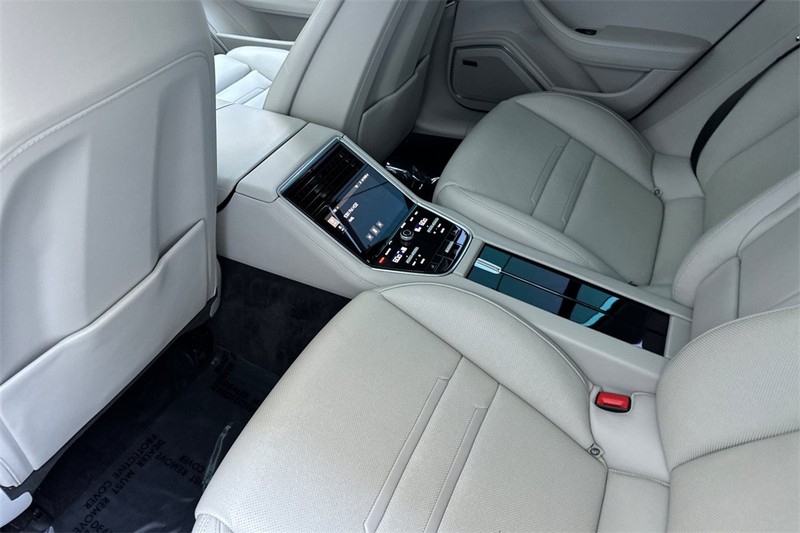 Porsche Panamera Vehicle Full-screen Gallery Image 12