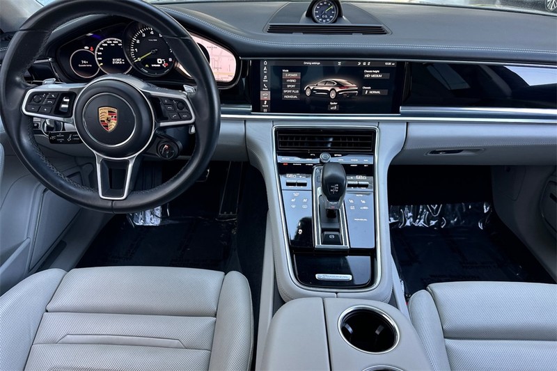 Porsche Panamera Vehicle Full-screen Gallery Image 13