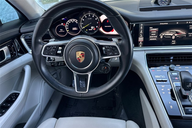 Porsche Panamera Vehicle Full-screen Gallery Image 14