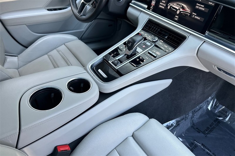 Porsche Panamera Vehicle Full-screen Gallery Image 15