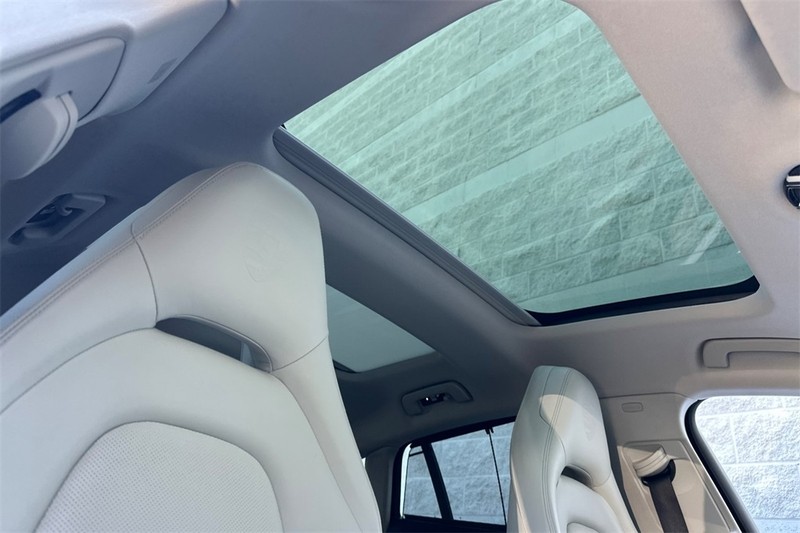 Porsche Panamera Vehicle Full-screen Gallery Image 16