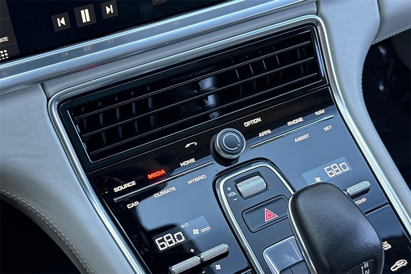 Porsche Panamera Vehicle Full-screen Gallery Image 20