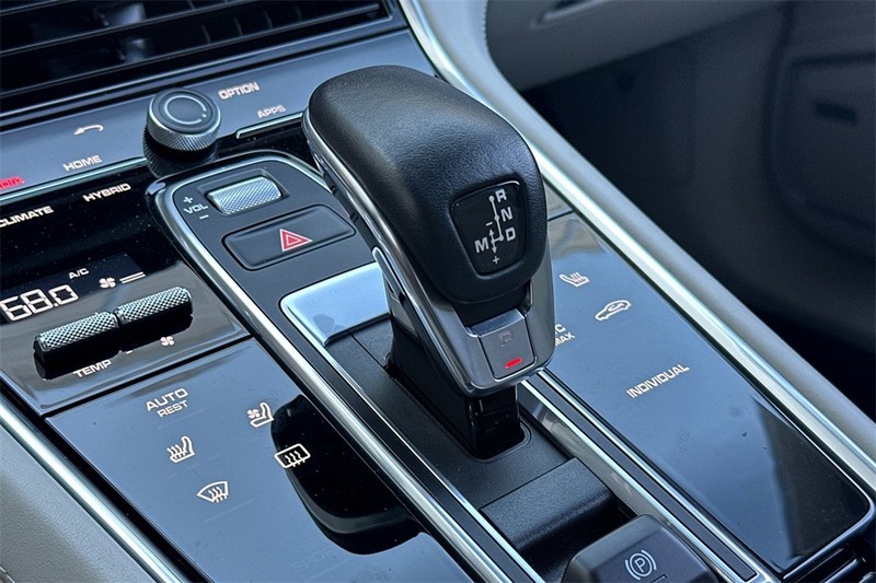 Porsche Panamera Vehicle Full-screen Gallery Image 21
