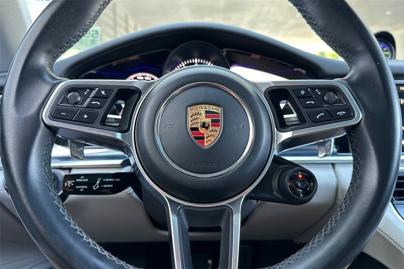 Porsche Panamera Vehicle Full-screen Gallery Image 22