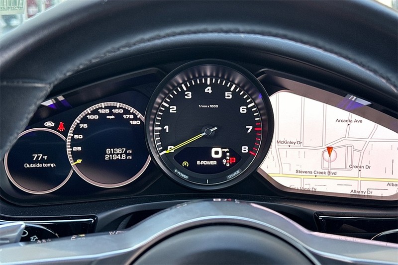Porsche Panamera Vehicle Full-screen Gallery Image 23