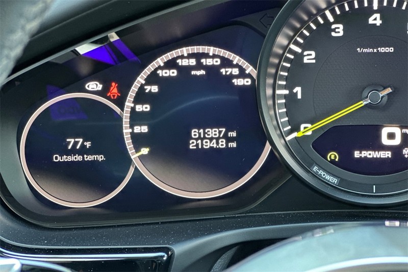 Porsche Panamera Vehicle Full-screen Gallery Image 24
