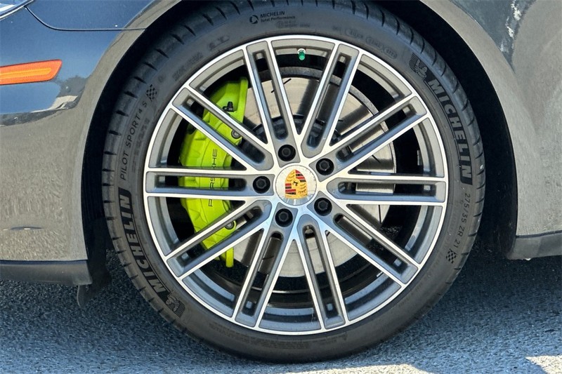 Porsche Panamera Vehicle Full-screen Gallery Image 25