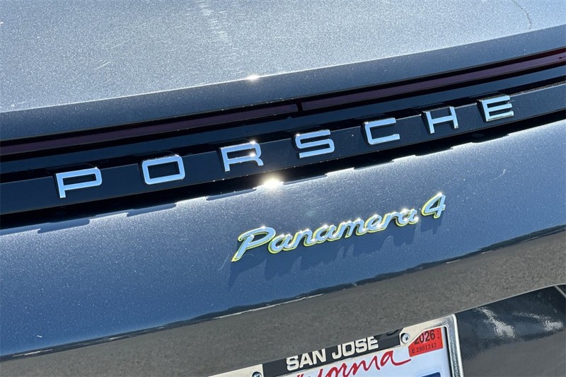 Porsche Panamera Vehicle Full-screen Gallery Image 26