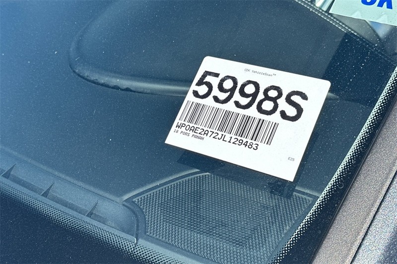 Porsche Panamera Vehicle Full-screen Gallery Image 27