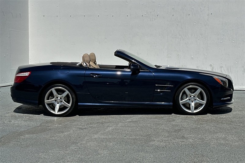 Mercedes-Benz SL-Class Vehicle Full-screen Gallery Image 03