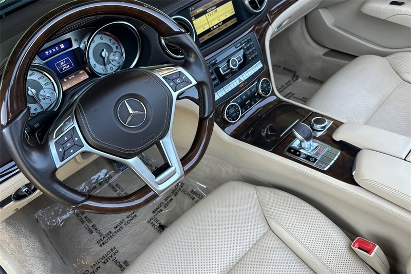 Mercedes-Benz SL-Class Vehicle Full-screen Gallery Image 11