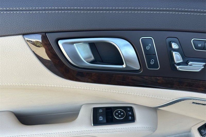 Mercedes-Benz SL-Class Vehicle Full-screen Gallery Image 12