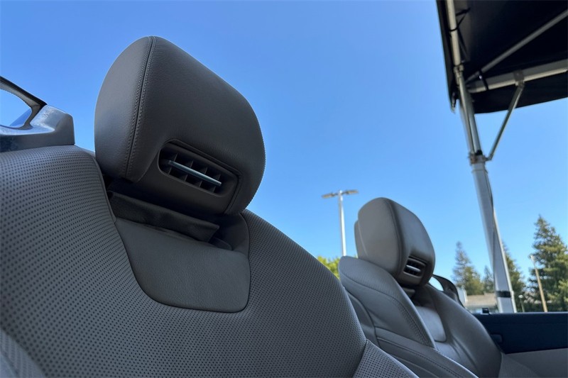 Mercedes-Benz SL-Class Vehicle Full-screen Gallery Image 16