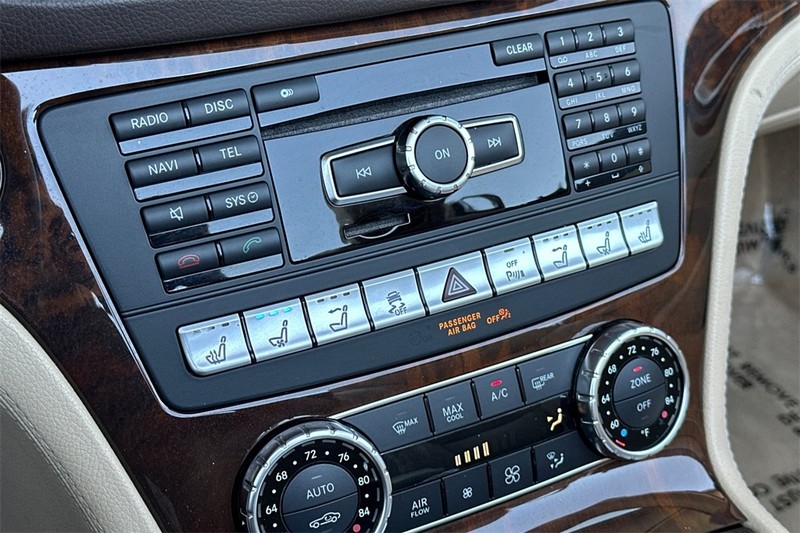 Mercedes-Benz SL-Class Vehicle Full-screen Gallery Image 20