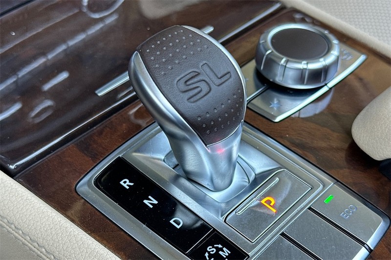 Mercedes-Benz SL-Class Vehicle Full-screen Gallery Image 21