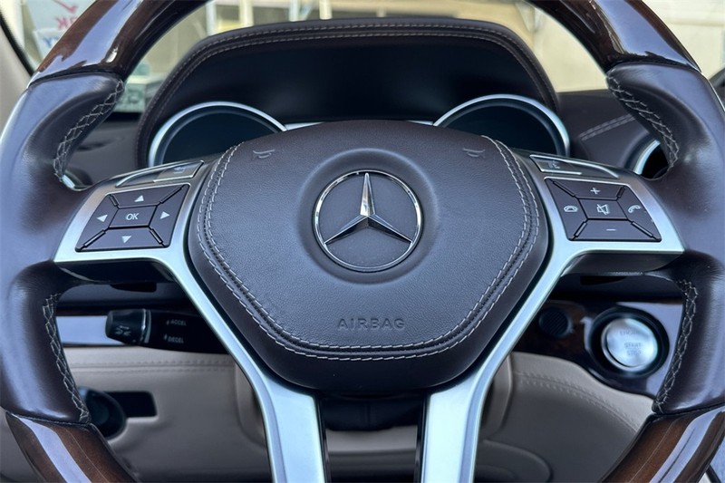 Mercedes-Benz SL-Class Vehicle Full-screen Gallery Image 23