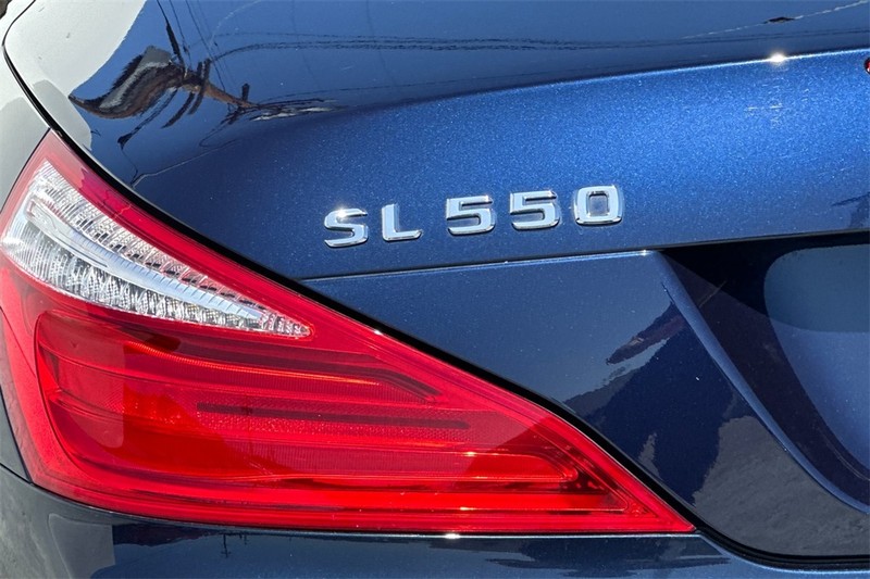 Mercedes-Benz SL-Class Vehicle Full-screen Gallery Image 27