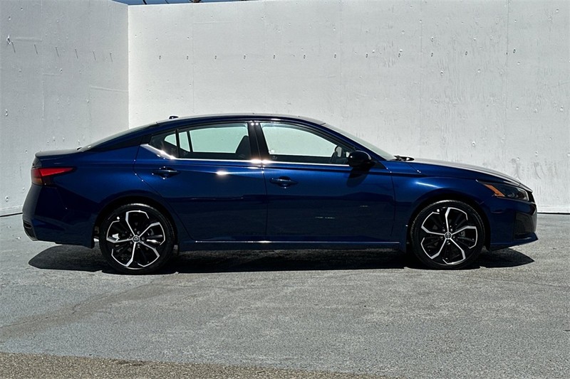 Nissan Altima Vehicle Full-screen Gallery Image 03