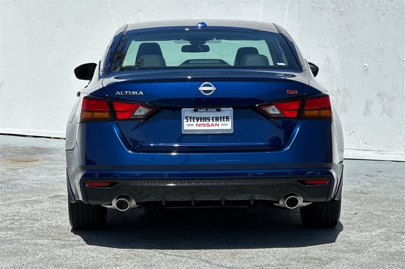 Nissan Altima Vehicle Full-screen Gallery Image 05