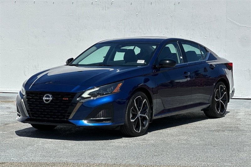 Nissan Altima Vehicle Full-screen Gallery Image 08