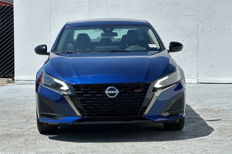 Nissan Altima Vehicle Full-screen Gallery Image 09