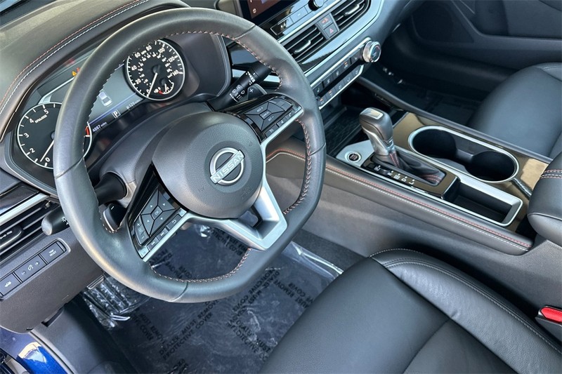 Nissan Altima Vehicle Full-screen Gallery Image 10