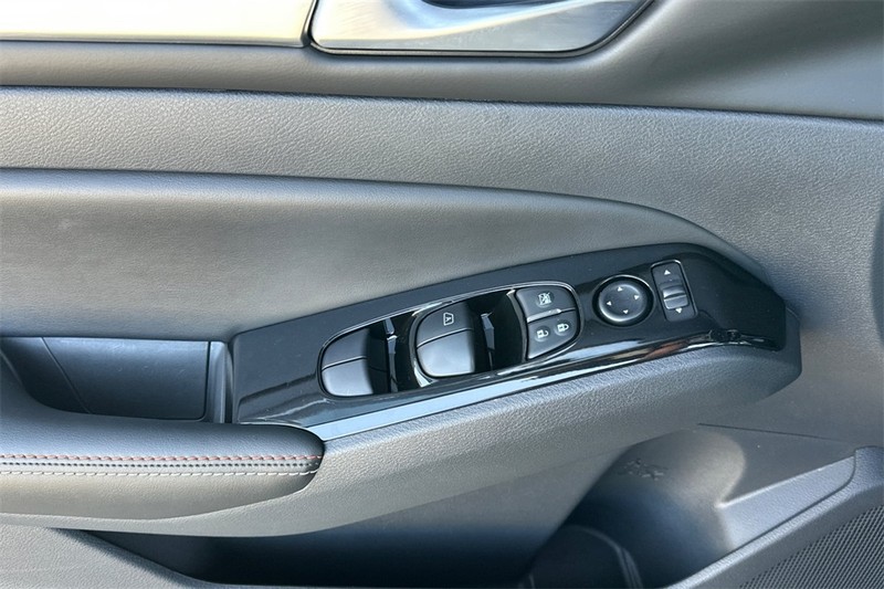 Nissan Altima Vehicle Full-screen Gallery Image 11