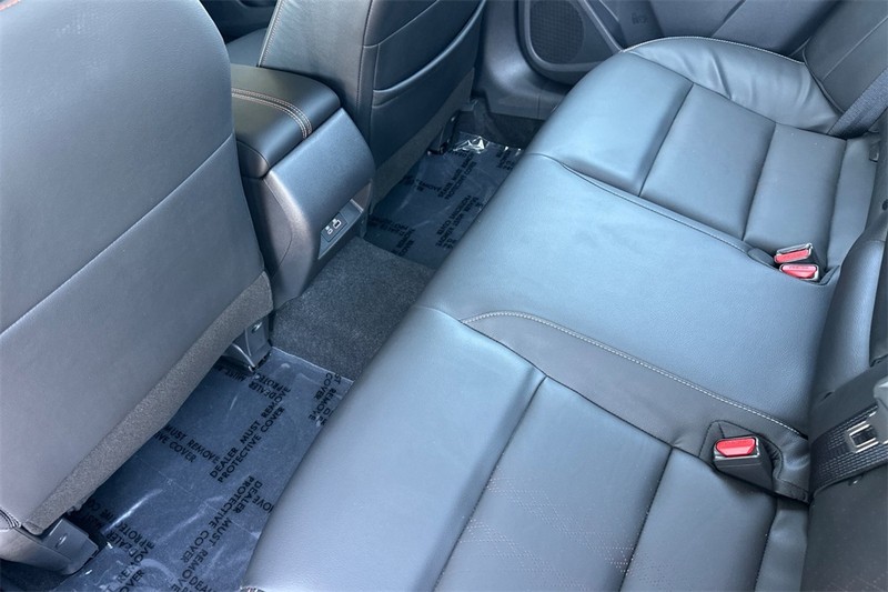 Nissan Altima Vehicle Full-screen Gallery Image 12
