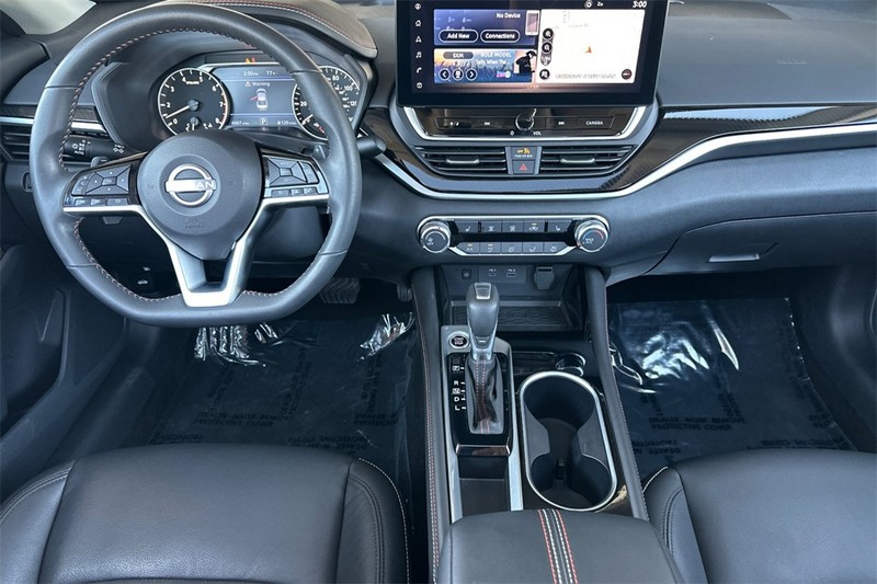 Nissan Altima Vehicle Full-screen Gallery Image 13