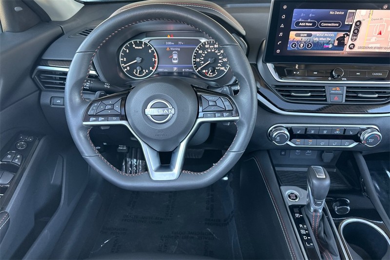 Nissan Altima Vehicle Full-screen Gallery Image 14