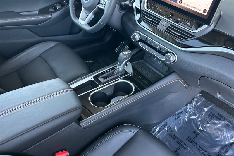 Nissan Altima Vehicle Full-screen Gallery Image 15