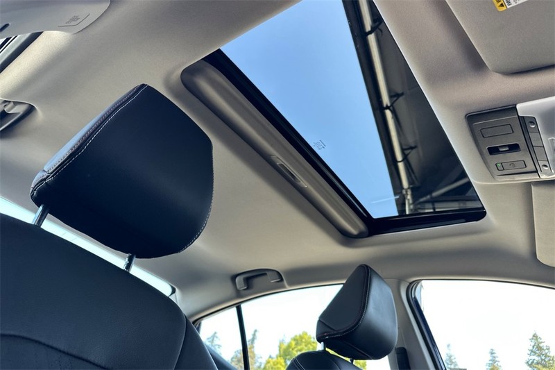 Nissan Altima Vehicle Full-screen Gallery Image 16