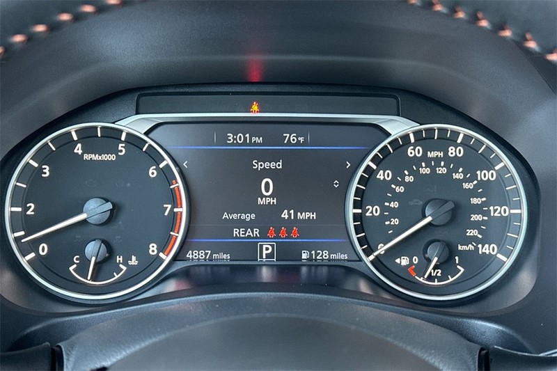 Nissan Altima Vehicle Full-screen Gallery Image 24
